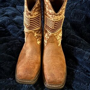 Arita flag and camo boots